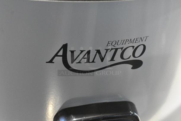 BRAND NEW SCRATCH AND DENT! Avantco 177RCB124 124 Cup (62 Cup Raw) Electric Rice Cooker / Warmer with Removable Lid. 240 Volts, 1 Phase. - Image 4 of 10