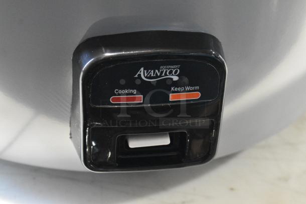 BRAND NEW SCRATCH AND DENT! Avantco 177RCB124 124 Cup (62 Cup Raw) Electric Rice Cooker / Warmer with Removable Lid. 240 Volts, 1 Phase. - Image 5 of 10