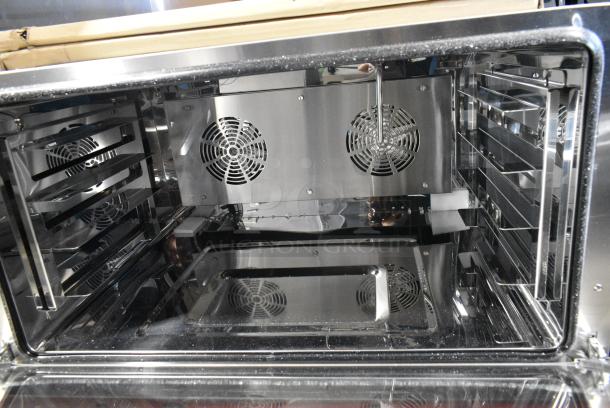 BRAND NEW SCRATCH AND DENT! Avantco 177CO46M Stainless Steel Full Size Countertop Convection Oven with Moisture Injection, 4.4 cu. ft. 208/240 Volts, 1 Phase. - Image 5 of 7