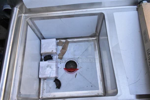 BRAND NEW SCRATCH AND DENT! Steelton 522CS11818R 38 3/4" 18-Gauge Stainless Steel One Compartment Commercial Sink with Right Drainboard - 18" x 18" x 12" Bowl - Image 4 of 5