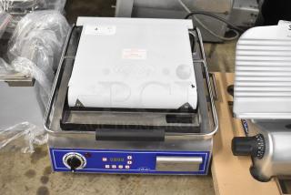 BRAND NEW SCRATCH AND DENT! Globe GSG14D Stainless Steel Commercial Countertop Electric Powered Panini Press. 120 Volts, 1 Phase.