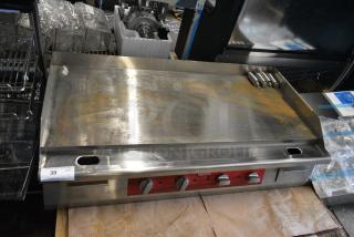 BRAND NEW SCRATCH AND DENT! Avantco Stainless Steel Commercial Countertop Flat Top Griddle w/ Thermostatic Controls.