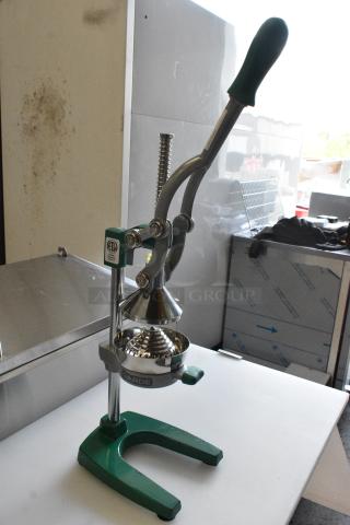 BRAND NEW SCRATCH AND DENT! Garde 5015567 Metal Countertop Manual Citrus Juicer