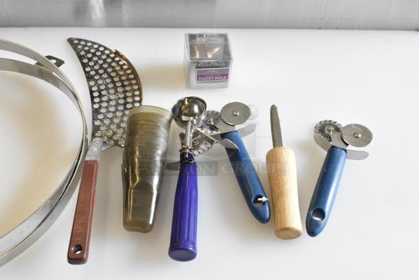 BRAND NEW SCRATCH AND DENT!  Lot of 10 Items Including SPM-22S Winco Pastry Mold, Utensils, Winco STR-10 Steamer Rack - Image 3 of 6