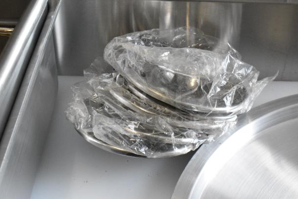 9 BRAND NEW SCRATCH AND DENT! Items Including 471SPC70 Choice 18 7/8" Aluminum Pot / Pan Cover, Winco INSC-2.5 Round Lids, 2 Metal Baking Pans. 9 Times Your Bid! - Image 6 of 8