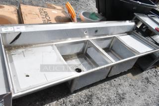 BRAND NEW SCRATCH AND DENT! Regency 600S22323224 Stainless Steel 2 Bay Sink w/ Dual Drain Boards. No Legs.