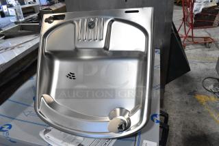 BRAND NEW SCRATCH AND DENT! Elkay Stainless Steel Wall Mount Water Fountain. 115 Volts, 1 Phase.