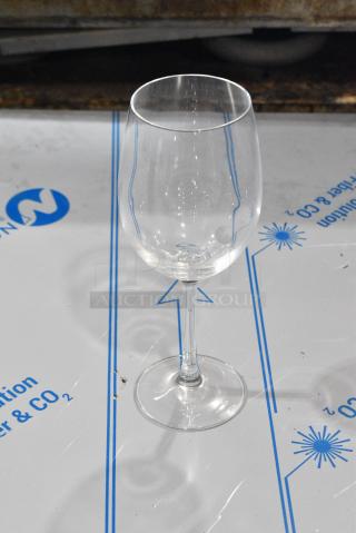 BRAND NEW SCRATCH AND DENT! Box of 22 Chef & Sommelier 46961 Cabernet 16 oz. Tall Wine Glass by Arc Cardinal