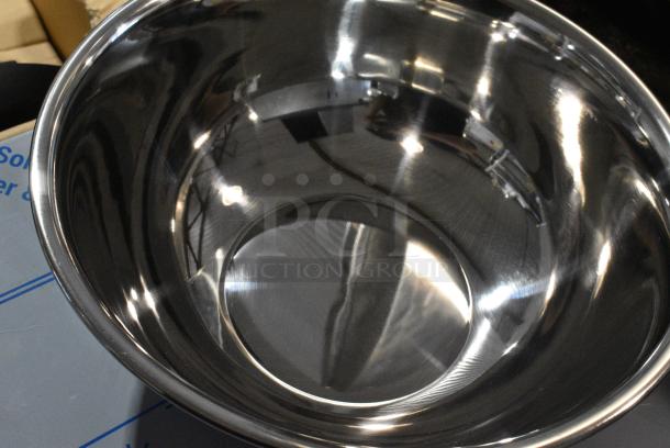 5 BRAND NEW SCRATCH AND DENT! Items Including Vollrath 47938 8 Qt. Stainless Steel Mixing Bowl, Vollrath Spatula, Oxo Spatula, Immersion Blender. 5 Times Your Bid! - Image 9 of 10