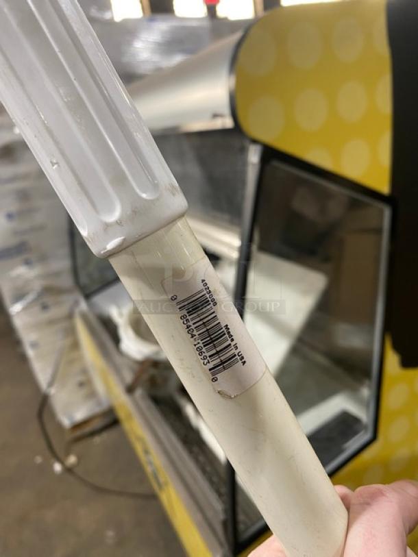NEW! Carlisle Sparta Series Commercial White 36" Threaded Plastic Broom/Squeegee Handle! With Reinforced Tip! Model: 4023000! 6X Your Bid! - Image 2 of 3