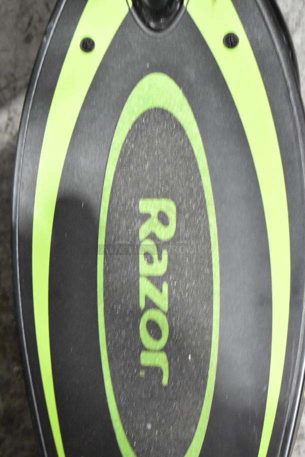 Razor 13111496 Power Core E90 Push Button Throttle Electric Scooter. - Image 5 of 6