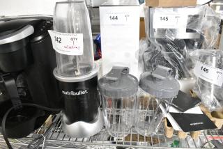 Nutribullet NB-201 Countertop Blender w/ 2 Extra Mixing Cups. 120 Volts, 1 Phase. Tested and Working!