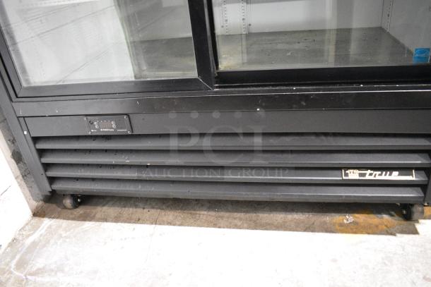 True GDM-45EM-LD Metal Commercial 2 Door Reach In Cooler Merchandiser w/ Poly Coated Racks on Commercial Casters. 115 Volts, 1 Phase. Tested and Powers On But Does Not Get Cold - Image 3 of 8