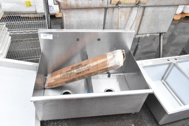BRAND NEW SCRATCH AND DENT! Stainless Steel 2 Bay Sink. - Image 2 of 5