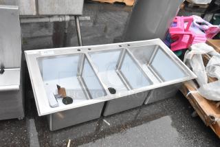 BRAND NEW SCRATCH AND DENT! Regency 600DI31612 16" x 20" x 12" 16-Gauge Stainless Steel Three Compartment Drop-In Sink