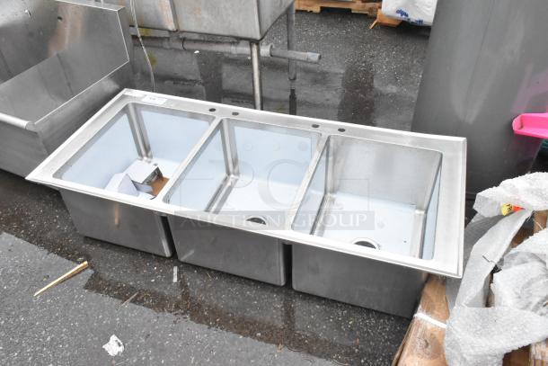 BRAND NEW SCRATCH AND DENT! Regency 600DI31612 16" x 20" x 12" 16-Gauge Stainless Steel Three Compartment Drop-In Sink - Image 2 of 6