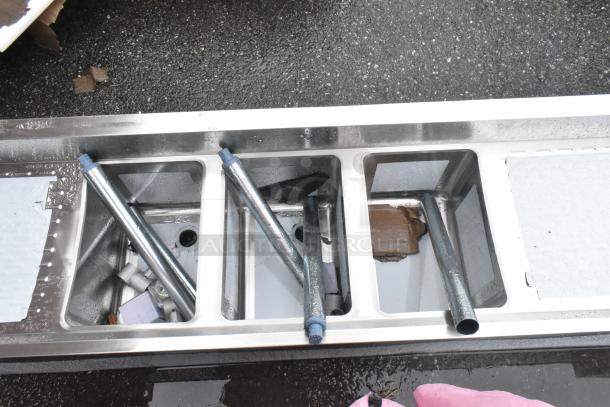 BRAND NEW SCRATCH AND DENT! Regency 600B31014219 3 Bowl Underbar Sink with Two Large Drainboards - 72" x 18 3/4" - Image 4 of 6