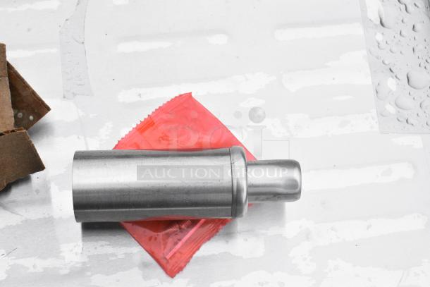 BRAND NEW SCRATCH AND DENT! Regency 600GRSU2324C Stainless Steel Corrugated Top Glass Rack Storage Unit - 23" x 24" - Image 3 of 7