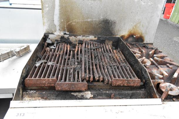 Southbend 4361D-2CL Stainless Steel Natural Gas Powered Charbroiler w/ 2 Burner Range, Oven and Back Splash on Commercial Casters. - Image 6 of 10