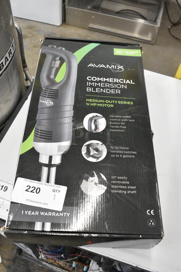 BRAND NEW SCRATCH AND DENT! AvaMix 928IBMD10DX 10" Medium-Duty Variable Speed Immersion Blender. 120 Volts, 1 Phase. Tested and Working! - Image 2 of 11