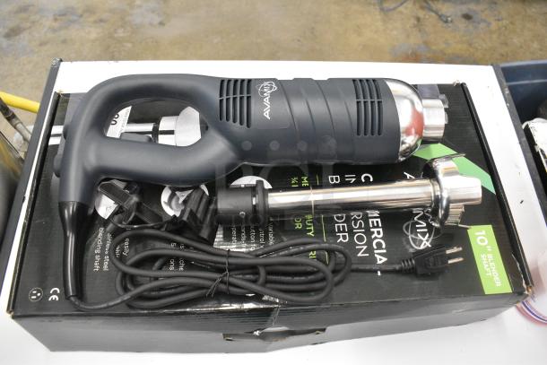 BRAND NEW SCRATCH AND DENT! AvaMix 928IBMD10DX 10" Medium-Duty Variable Speed Immersion Blender. 120 Volts, 1 Phase. Tested and Working! - Image 3 of 11