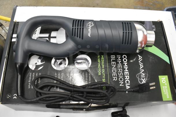 BRAND NEW SCRATCH AND DENT! AvaMix 928IBMD10DX 10" Medium-Duty Variable Speed Immersion Blender. 120 Volts, 1 Phase. Tested and Working! - Image 7 of 11