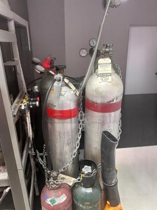 Excellent Condition CO2 Tank Set – Multiple Cylinder Sizes – Chain Secured – Fully Functional – Code BPT 85