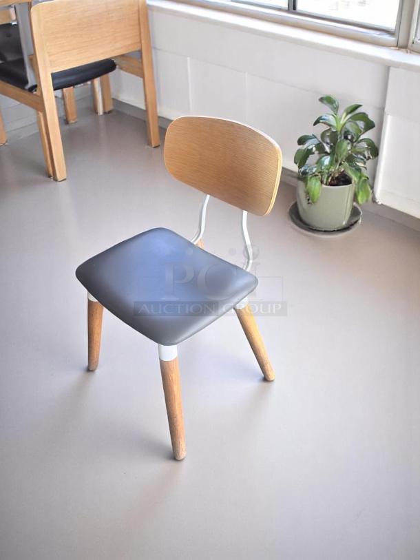 Lot of 20 – Excellent Condition Scandinavian Café Chairs – Wood + Metal – Modern Dining Style – Code BPT 21 - Image 2 of 4