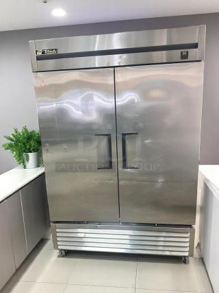 EXCELLENT CONDITION – Reach-In Freezer – True TS-49F – 2 Solid Doors – 49 Cu. Ft – 115V – Fully Tested & Working!