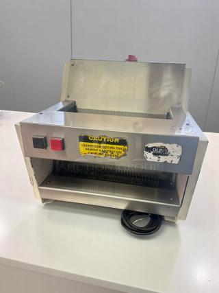 Excellent Condition Commercial Bread Slicer – Oliver 711 – 115V – Fully Tested & Working!