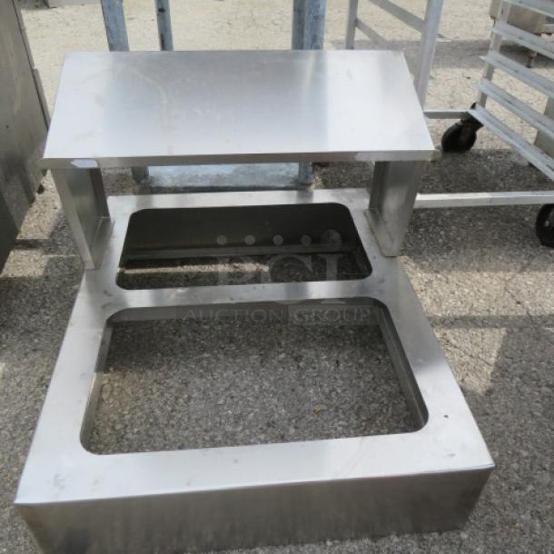 One Stainless Steel Holder. 25X30.5X21 - Image 1 of 2