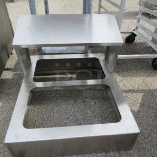 One Stainless Steel Holder. 25X30.5X21