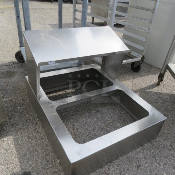 One Stainless Steel Holder. 25X30.5X21 - Image 2 of 2