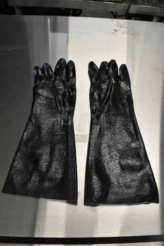 BRAND NEW SCRATCH AND DENT! 167887 San Jamar PVC Black 18" Gloves with Jersey Lining - One Size Fits Most - Pair - 12/Pack