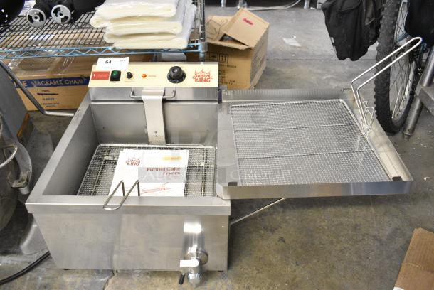 BRAND NEW SCRATCH AND DENT! Carnival King 382DFC44001 Stainless Steel 25 lb. Funnel Cake / Donut Fryer. 240 Volts, 1 Phase. - Image 2 of 11