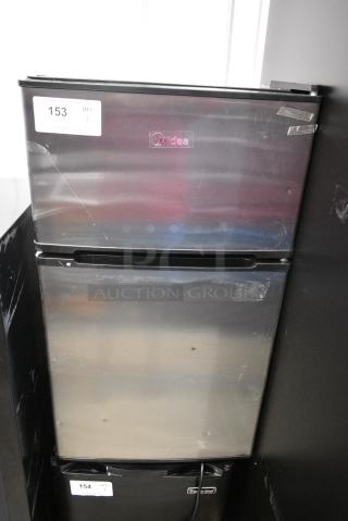 Midea MRM31D2BST Mini Cooler w/ Freezer. 115 Volts, 1 Phase. Cannot Test Due To Damaged Plug - Item #1182905