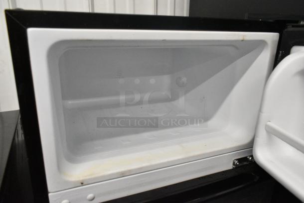 Midea MRM31D2BST Mini Cooler w/ Freezer. 115 Volts, 1 Phase. Cannot Test Due To Damaged Plug - Image 3 of 8