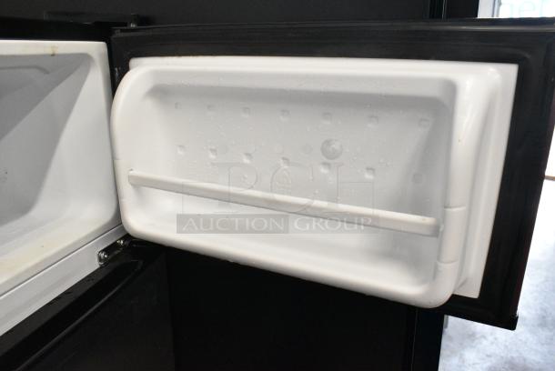 Midea MRM31D2BST Mini Cooler w/ Freezer. 115 Volts, 1 Phase. Cannot Test Due To Damaged Plug - Image 4 of 8
