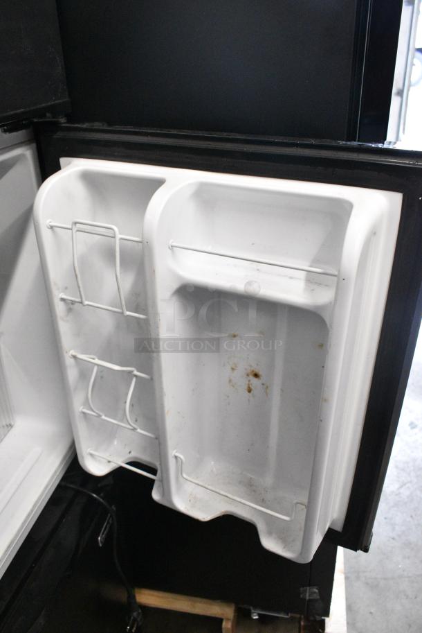 Midea MRM31D2BST Mini Cooler w/ Freezer. 115 Volts, 1 Phase. Cannot Test Due To Damaged Plug - Image 6 of 8
