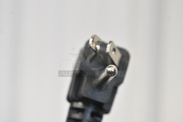Midea MRM31D2BST Mini Cooler w/ Freezer. 115 Volts, 1 Phase. Cannot Test Due To Damaged Plug - Image 7 of 8
