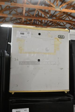 Avanti 18DYW Mini Cooler. 115 Volts, 1 Phase. Tested and Powers On But Does Not Get Cold - Item #1182912