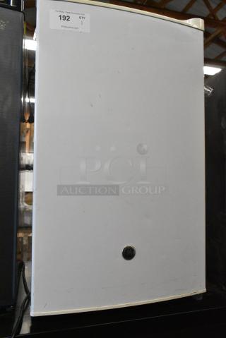 General Electric GE GME04GGHWW Mini Cooler. 115 Volts, 1 Phase. Tested and Powers On But Does Not Get Cold - Item #1182944