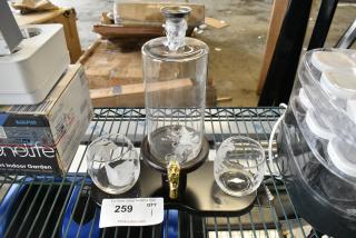Nutrichef NCGDS16 Beverage Decanter on Stand w/ 2 Glasses. See Pictures for Glass Damage.