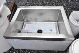 BRAND NEW SCRATCH AND DENT! Steelton 522MS202812 28" x 20" x 12" 16 Gauge 304 Stainless Steel One Compartment Floor Mop Sink 522MS202812
