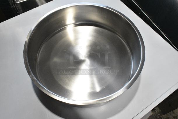 8 BRAND NEW SCRATCH AND DENT! Acopa 922EC14WP Supreme 6.5 Qt. Round Chafer Water Pan. 8 Times Your Bid! - Image 3 of 4