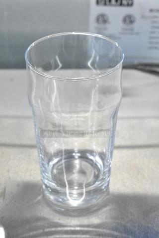 BRAND NEW SCRATCH AND DENT! Box of 12 Acopa 553620 20 oz. English Pub / Nonic Glass