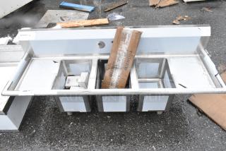 BRAND NEW SCRATCH AND DENT! Regency 600S31014212 Stainless Steel 3 Bay Sink w/ Dual Drain Board.