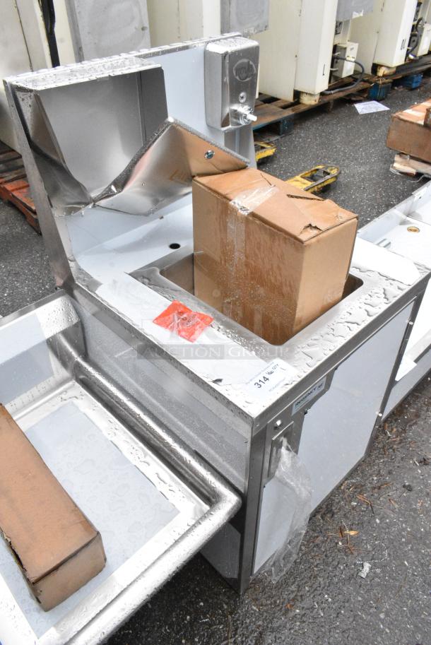 BRAND NEW SCRATCH AND DENT! Regency 600PHS24HC Space Saver Single Bowl Hot and Cold Portable Hand Sink Cart with 8" Swivel Gooseneck Faucet - Image 2 of 7