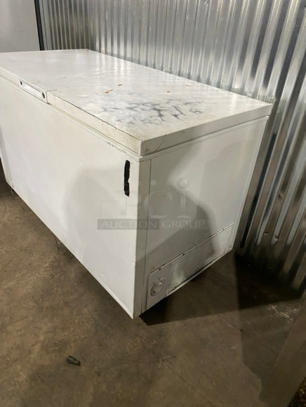 Commercial White Horizontal Chest Freezer! With Lift-Open Reach In Door! On Casters! - Image 2 of 8