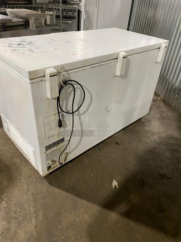 Commercial White Horizontal Chest Freezer! With Lift-Open Reach In Door! On Casters! - Image 3 of 8